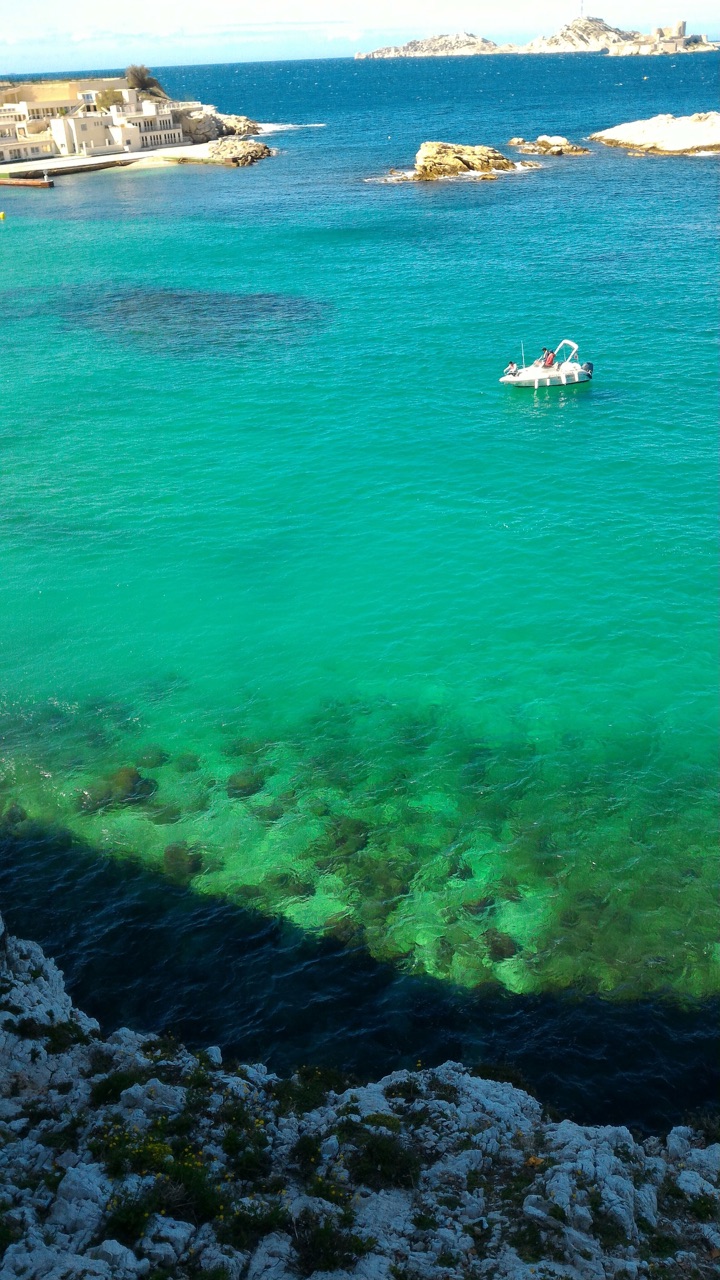 南法馬賽地中海清澈海水